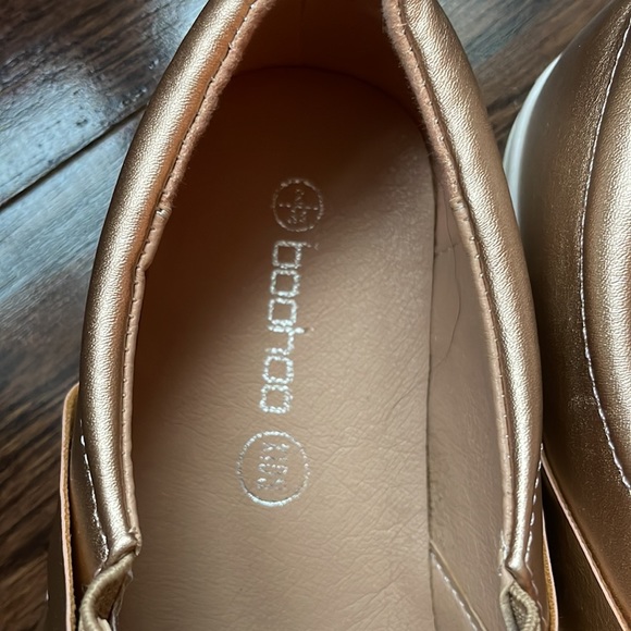 Boohoo Kids Gold Slip On Sneakers Size 2 - Picture 2 of 4